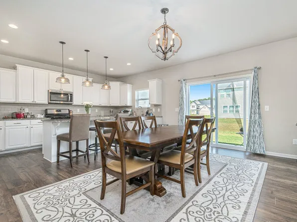 7280 Hopkinton Dr, Kalamazoo, MI 49009