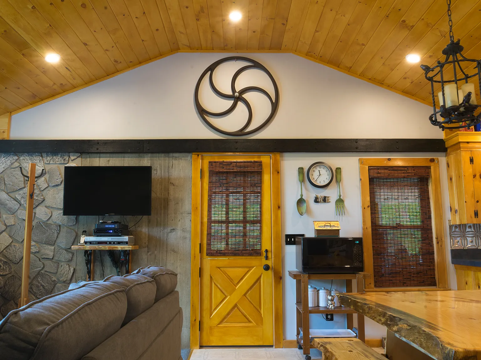 3 bed, 924 sqft, $2,450 — Photo 3