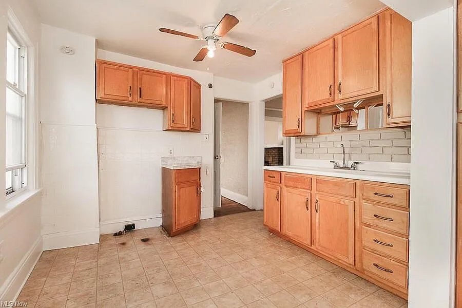 3-Bedroom Single-Family Home with Detached Garage in Garfield Heights (Welcome Section 8) — Photo 4