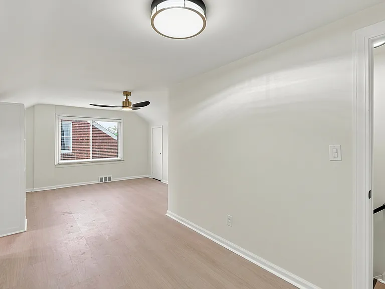 427 N Waverly St — Photo 15