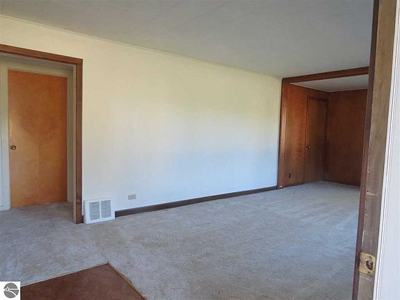 4th image of 306 Fenton St