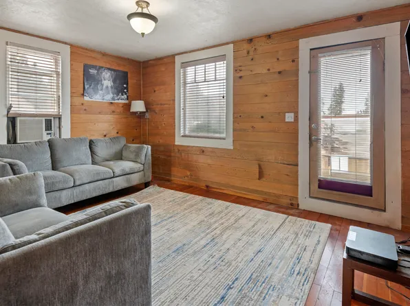 243 W Adams Ave, Sisters, OR 97759