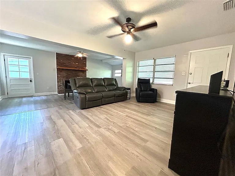 3919 SW 21st St — Photo 2