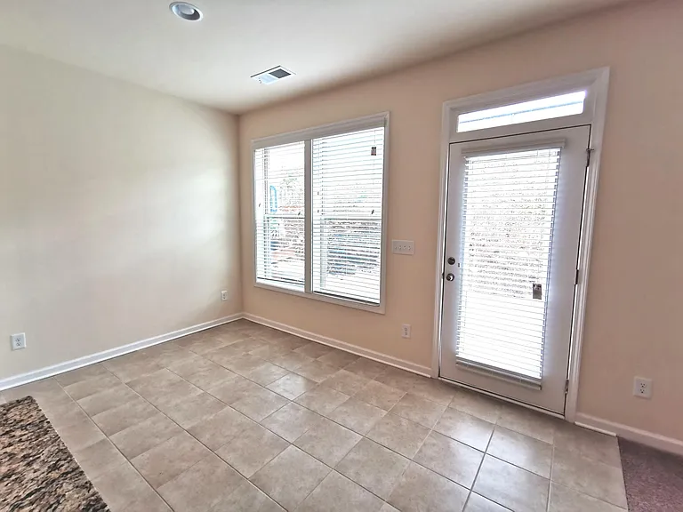 4425 Almanor Cir — Photo 13