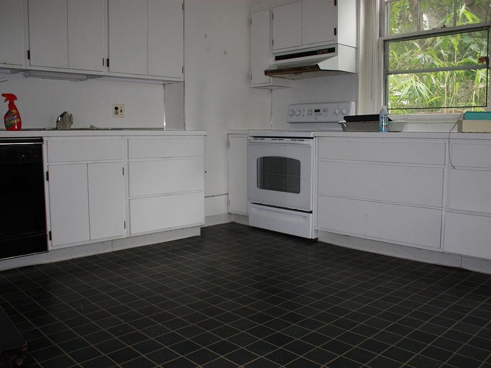 2nd image of 2037 Upland Way