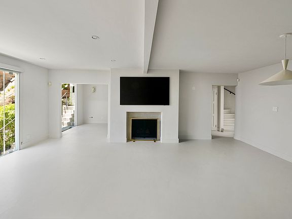 3rd image of 1716 Queens Ct