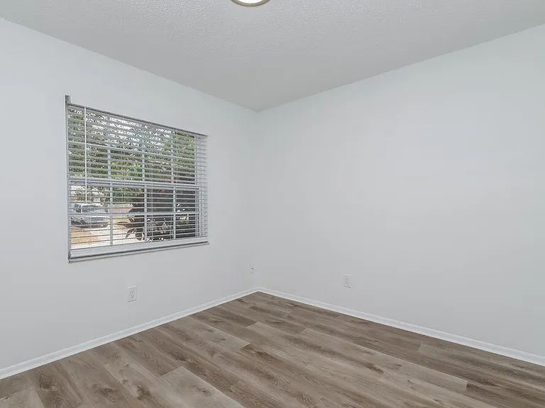 714 Crimson King Trce — Photo 13