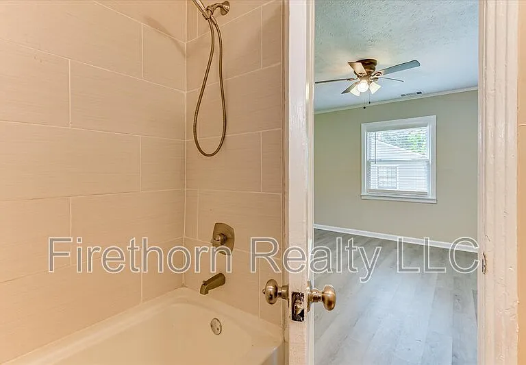 924 Royalette Ave — Photo 20