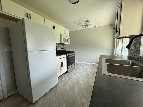 4th image of 1047 Kirk St