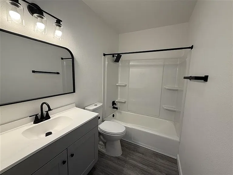 Renovated 2nd Floor Nob Hill 1 Bedroom w/ Ref Air & Balcony! — Photo 21