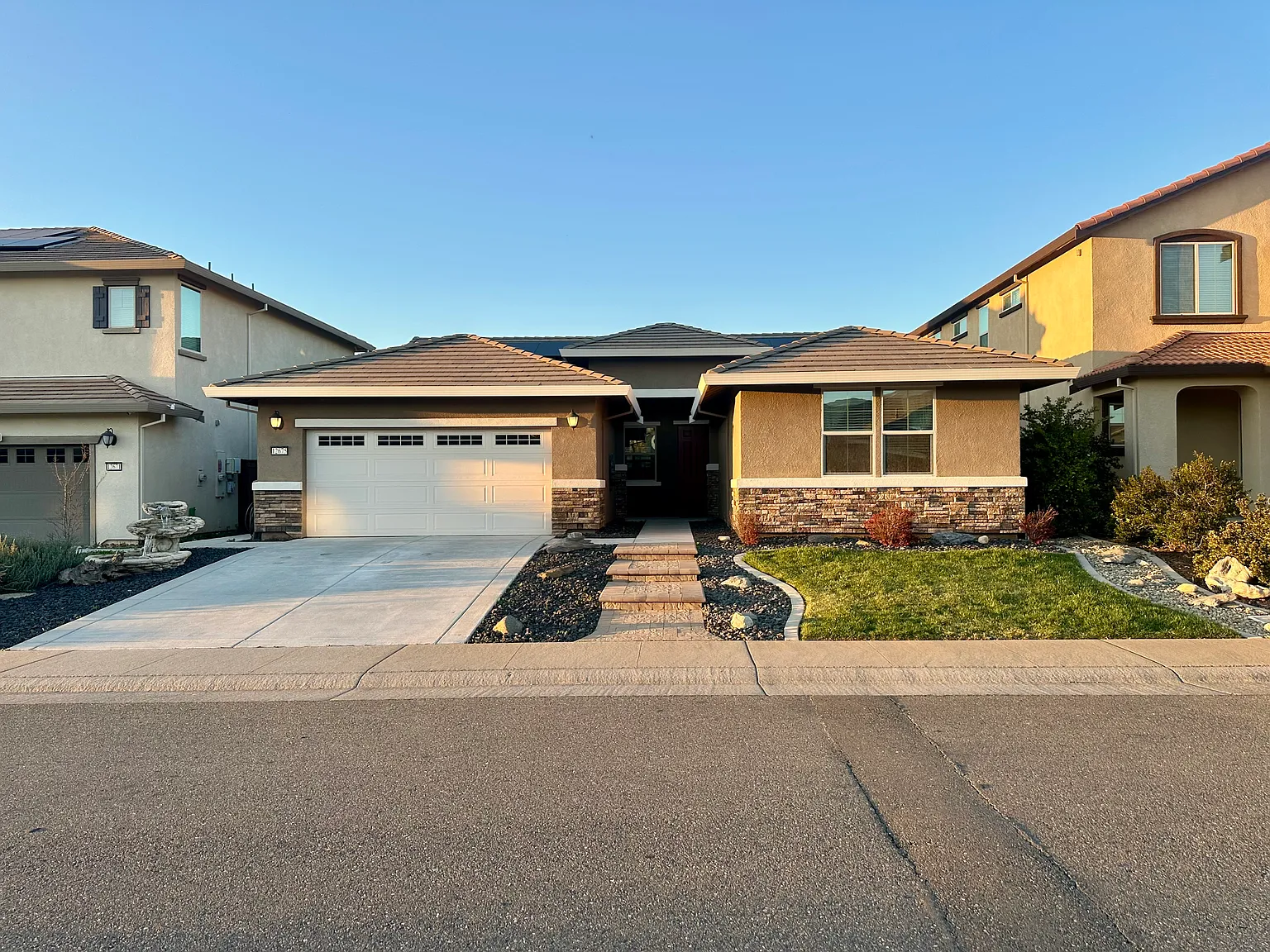 3 bed, 1950 sqft, $1,895 — Photo 1