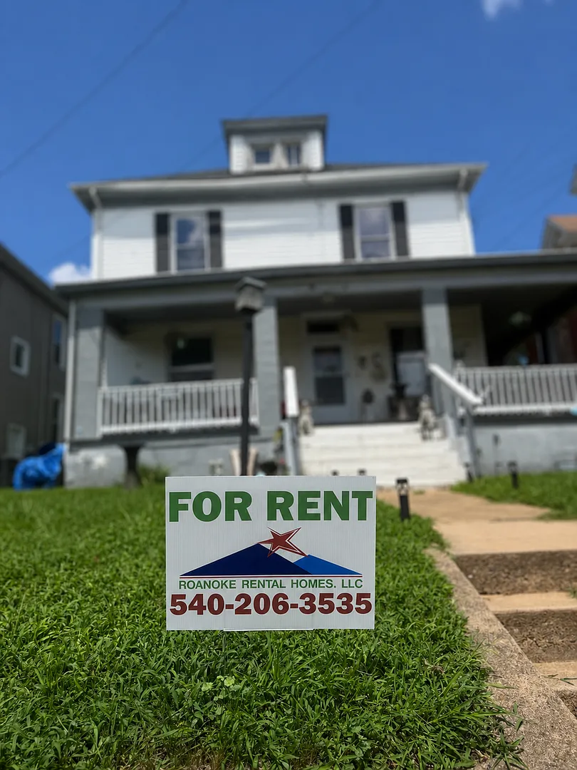 2125 Orange Ave NW — Photo 1