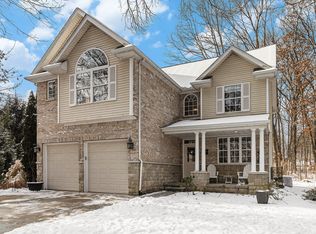 9480 Edward Dr, Brighton, MI
