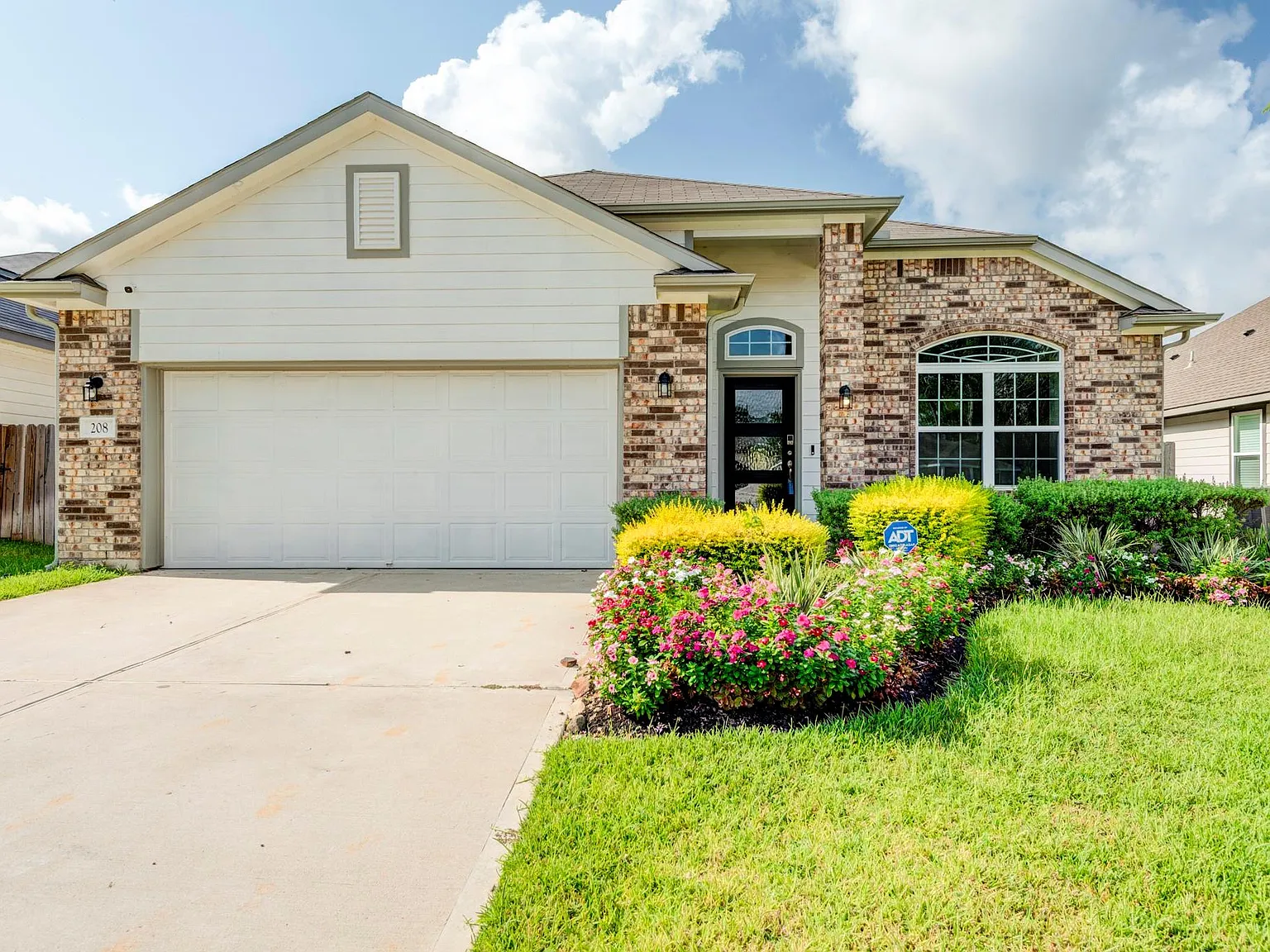 4 bed, 2.0 bath, 2065 sqft, $2,000 — Photo 1