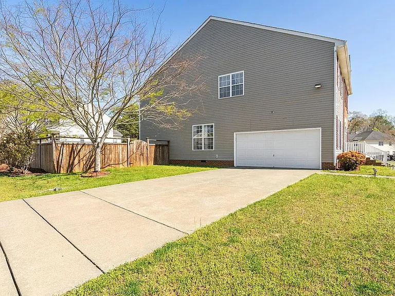 1220 Marbank St — Photo 3