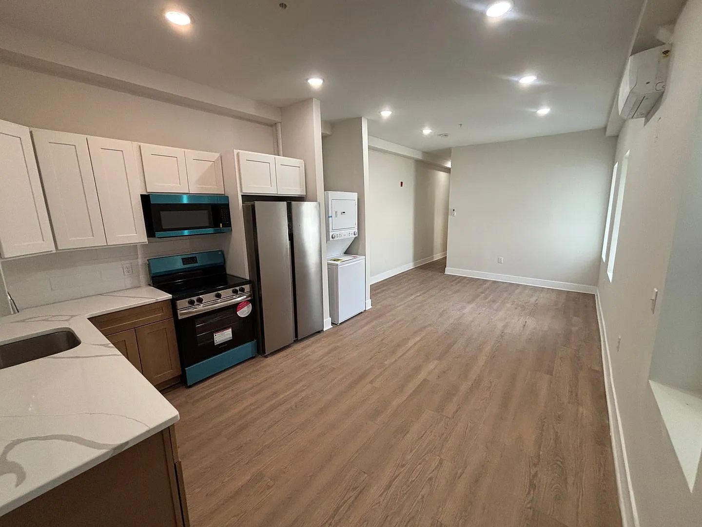 Fully Remodeled 3-Bedroom Apartment — Photo 1