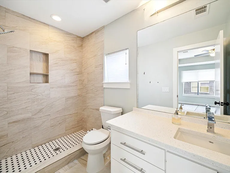 616 Lester St — Photo 23