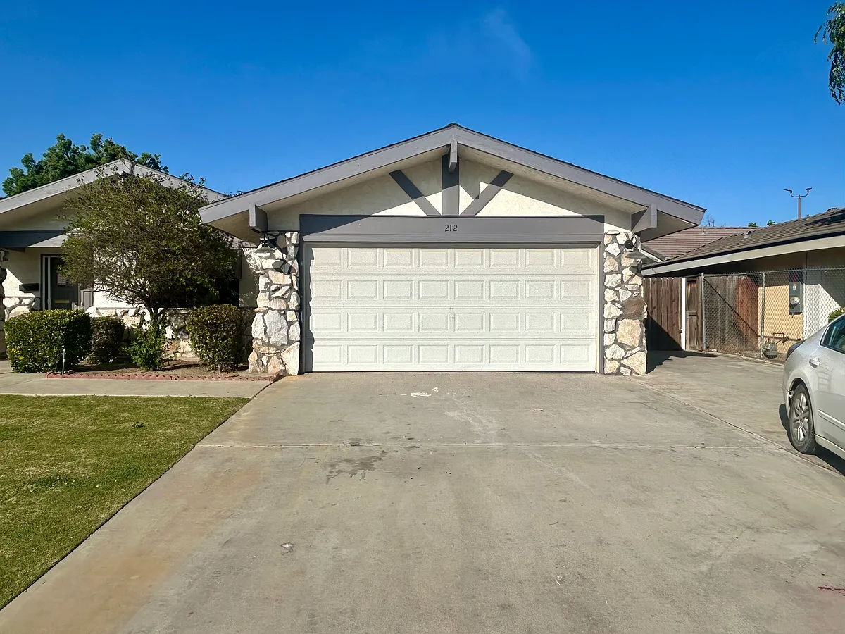 Building Photo - 212 Glen Oaks Dr
