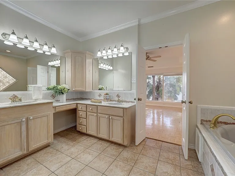 1343 Bayview Dr — Photo 17