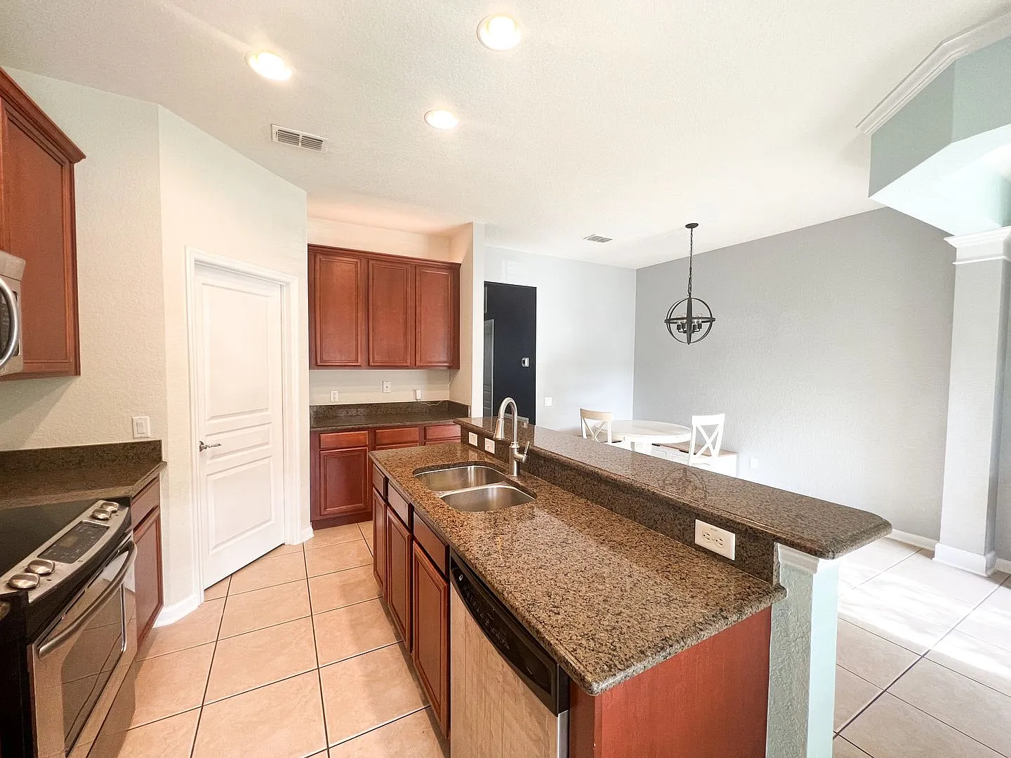 Stunning 3/2.5 Windermere Townhome — Photo 2