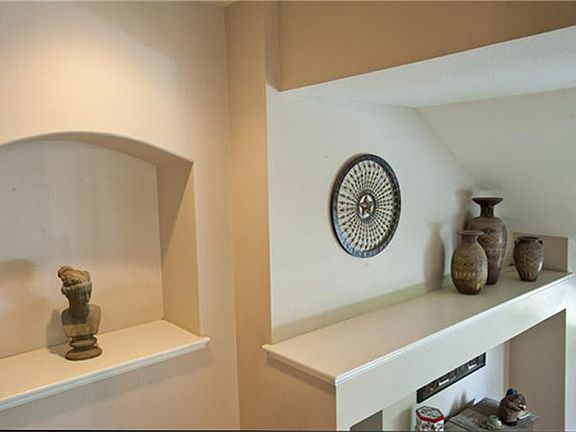 Art shelves & niche
