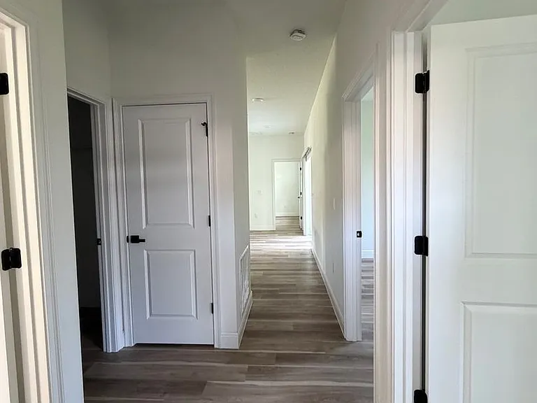 1852 W Quaker Ln — Photo 15