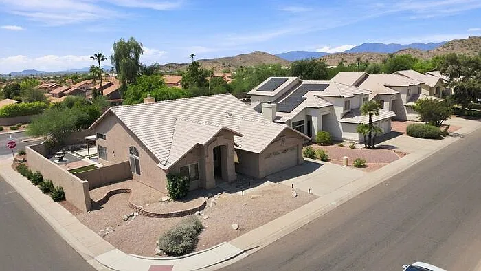 4 bed, 2.0 bath, 1960 sqft, $2,800 — Photo 3