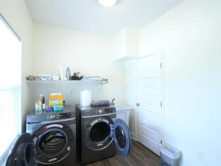 238 NE 9th St — Photo 3