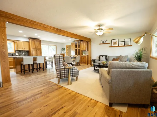1609 E Sylvan Cir, Brandon, SD 57005