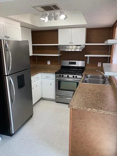 3 bed, 2.0 bath, 1870 sqft, $1,600 — Photo 2