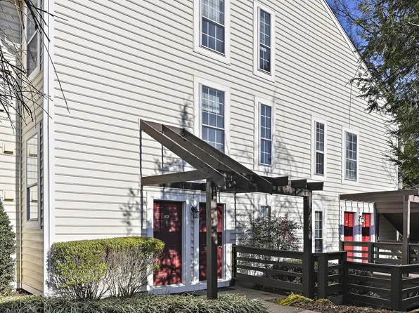 9971 Oakton Terrace Rd, Oakton, VA 22124