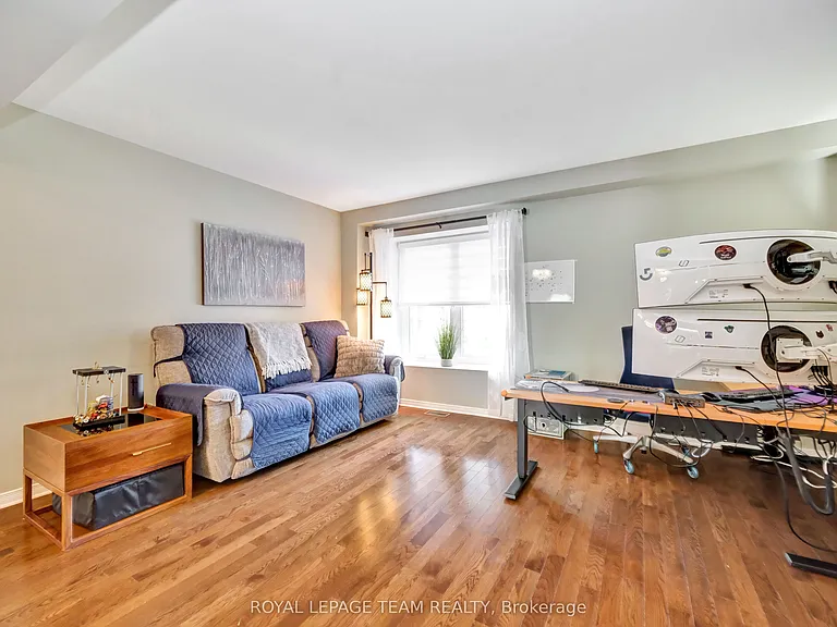 53 Thornbury Cres — Photo 6