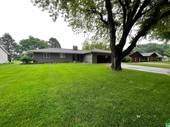 3 Saint Andrews Dr, Storm Lake, IA 50588
