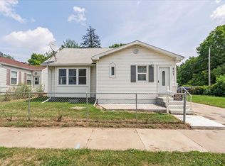 207 Oaklawn Ave, Waterloo, IA 50701