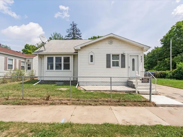 207 Oaklawn Ave, Waterloo, IA 50701