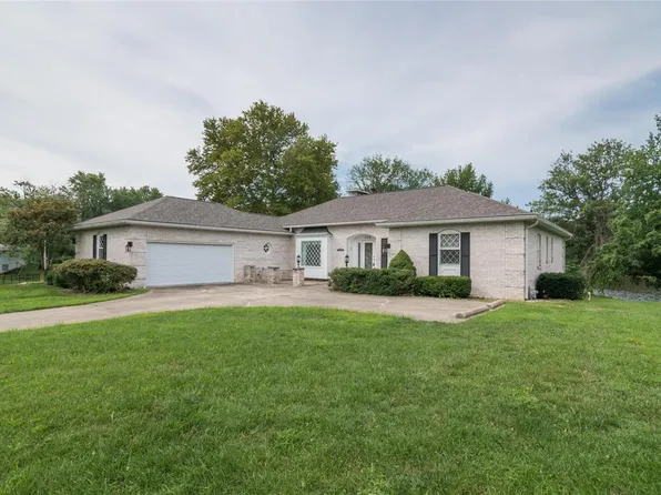 706 Porpoise Dr, Highland, IL 62249