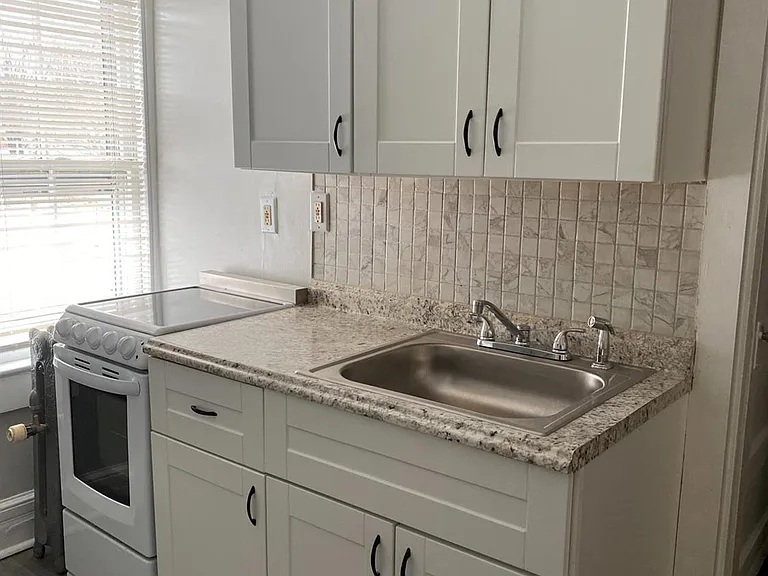 235 Montgomery St #3 — Photo 12