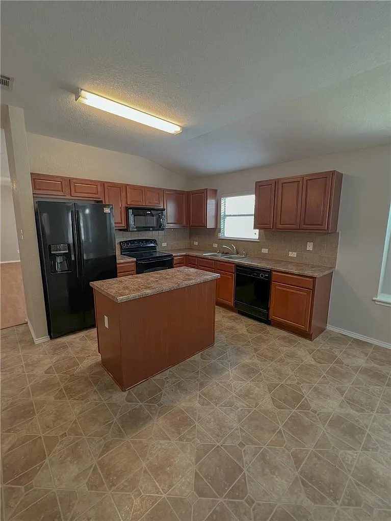 3 bed, 2.0 bath, 1788 sqft, $2,100 — Photo 2