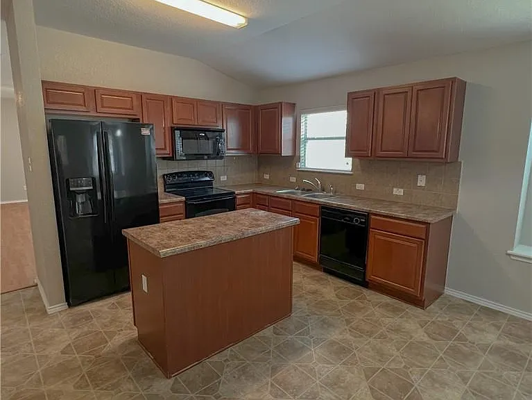 325 Altamont St — Photo 2