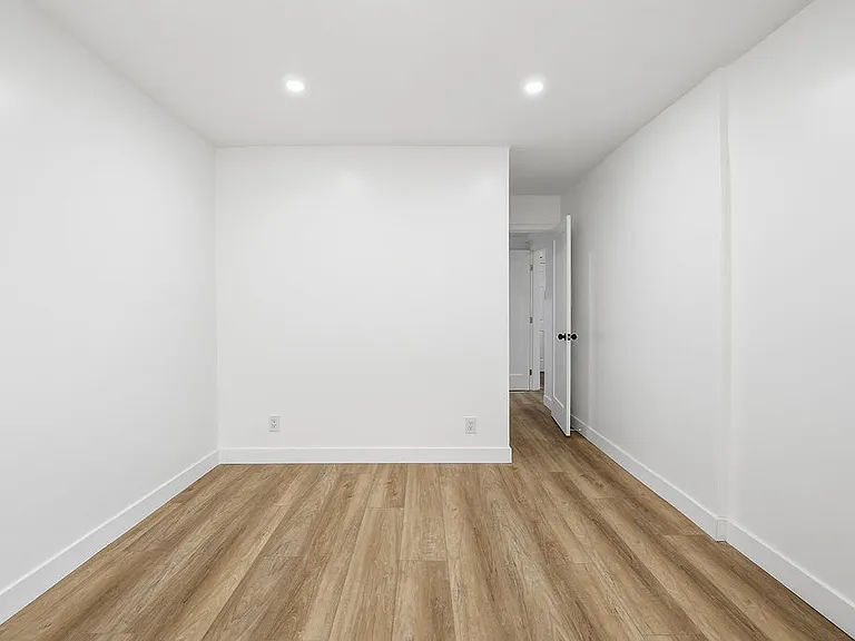 Encino Country Club Apartments — Photo 52