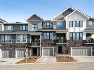 915 W Crestridge Cmn SW, Calgary, AB T3B 6L6