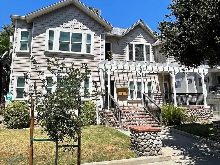 421 N Euclid Ave — Photo 1