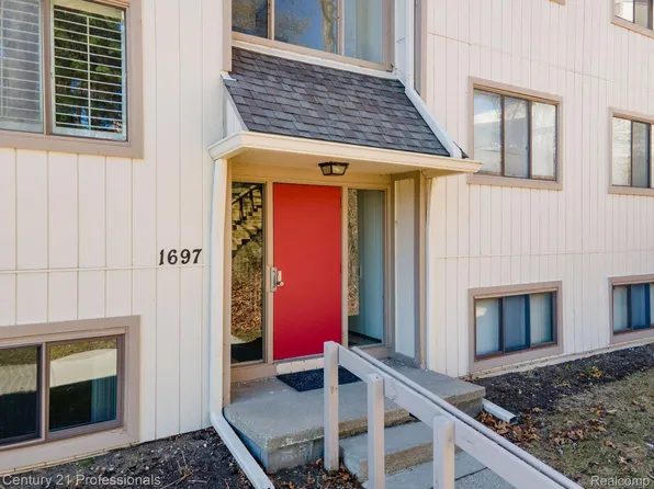 1697 Riverside Dr APT 13, Rochester Hills, MI 48309