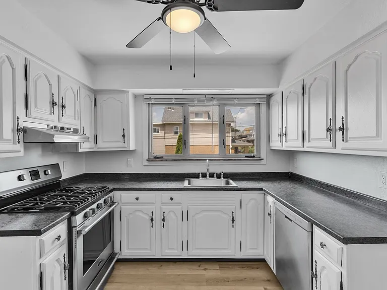 1002 Fordham Ave — Photo 2