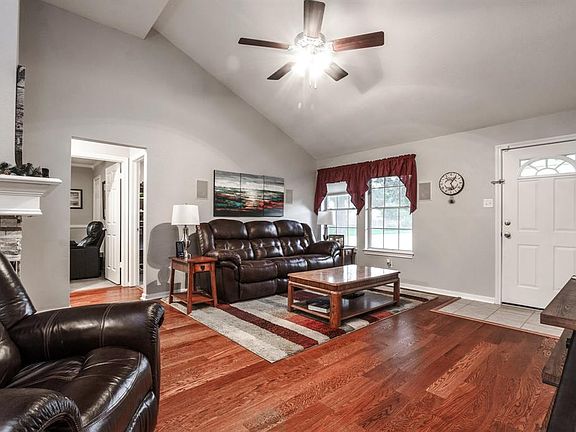 4th image of 2410 Pine Cone Dr
