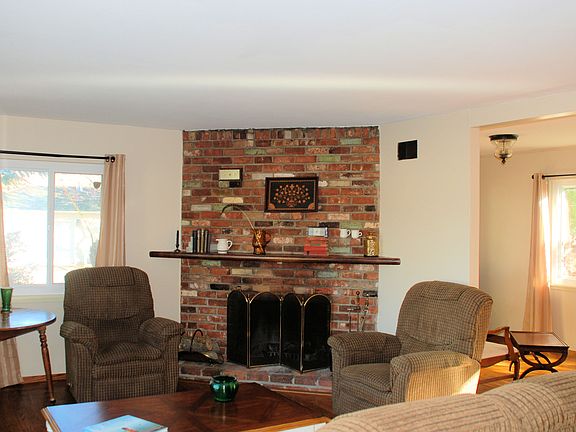 Living room w fireplace