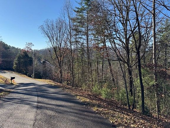 4th image of 51 Sunny View Dr