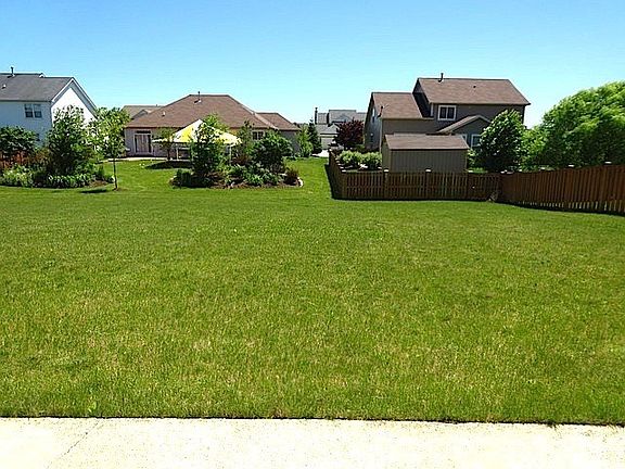 3rd image of 902 Willow Ln