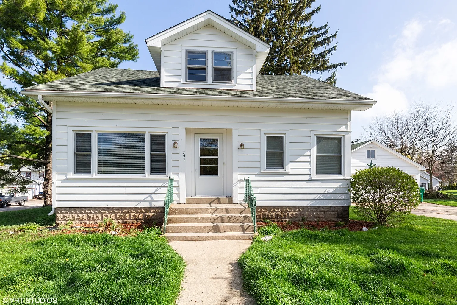 202 Grove Ave photo 1
