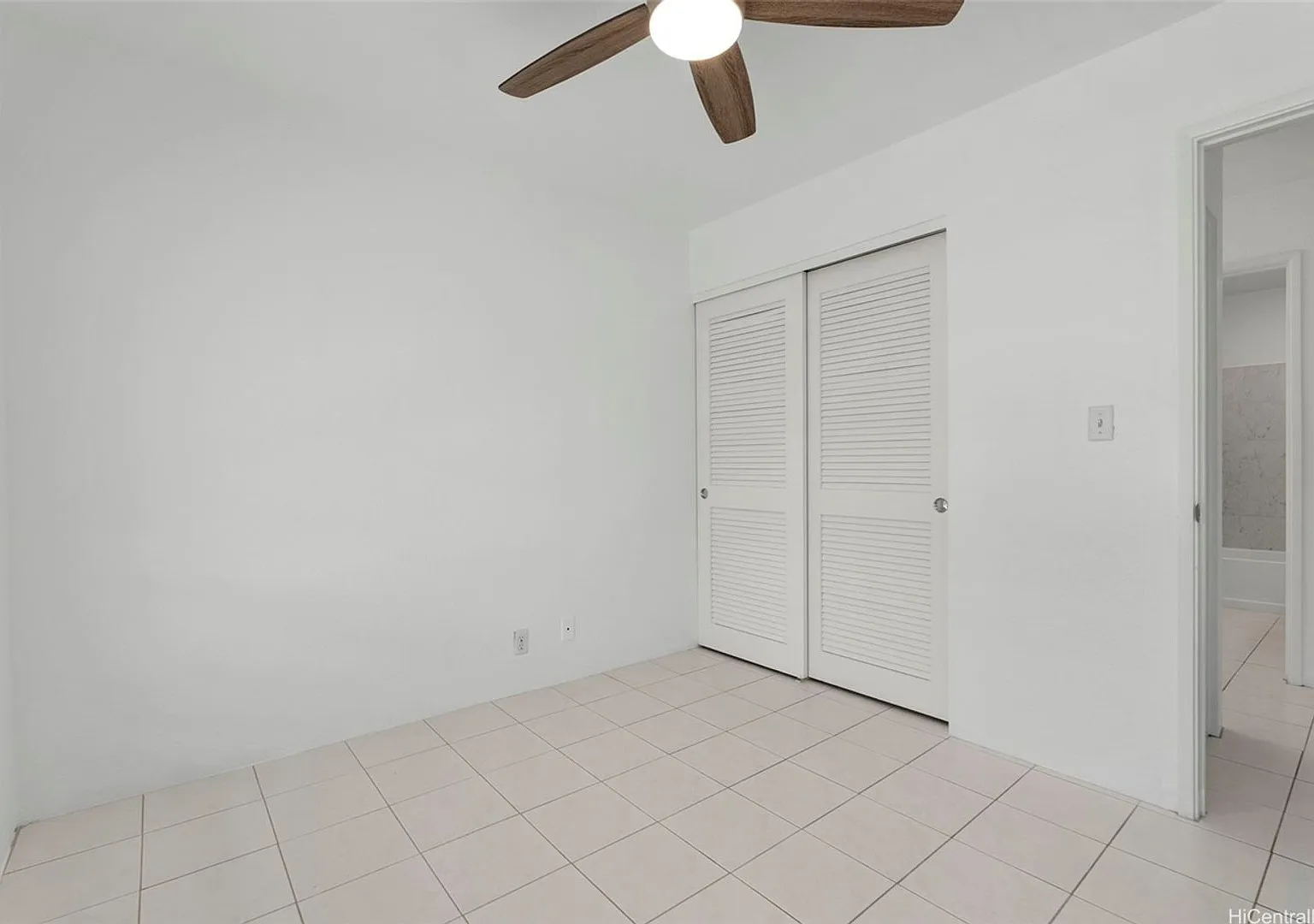 Spacious Ground Floor End Unit 2 Bed, 2 Bath, 2 Parking Spots, Washer/Dryer/Dishwasher In Unit - ... — Photo 4